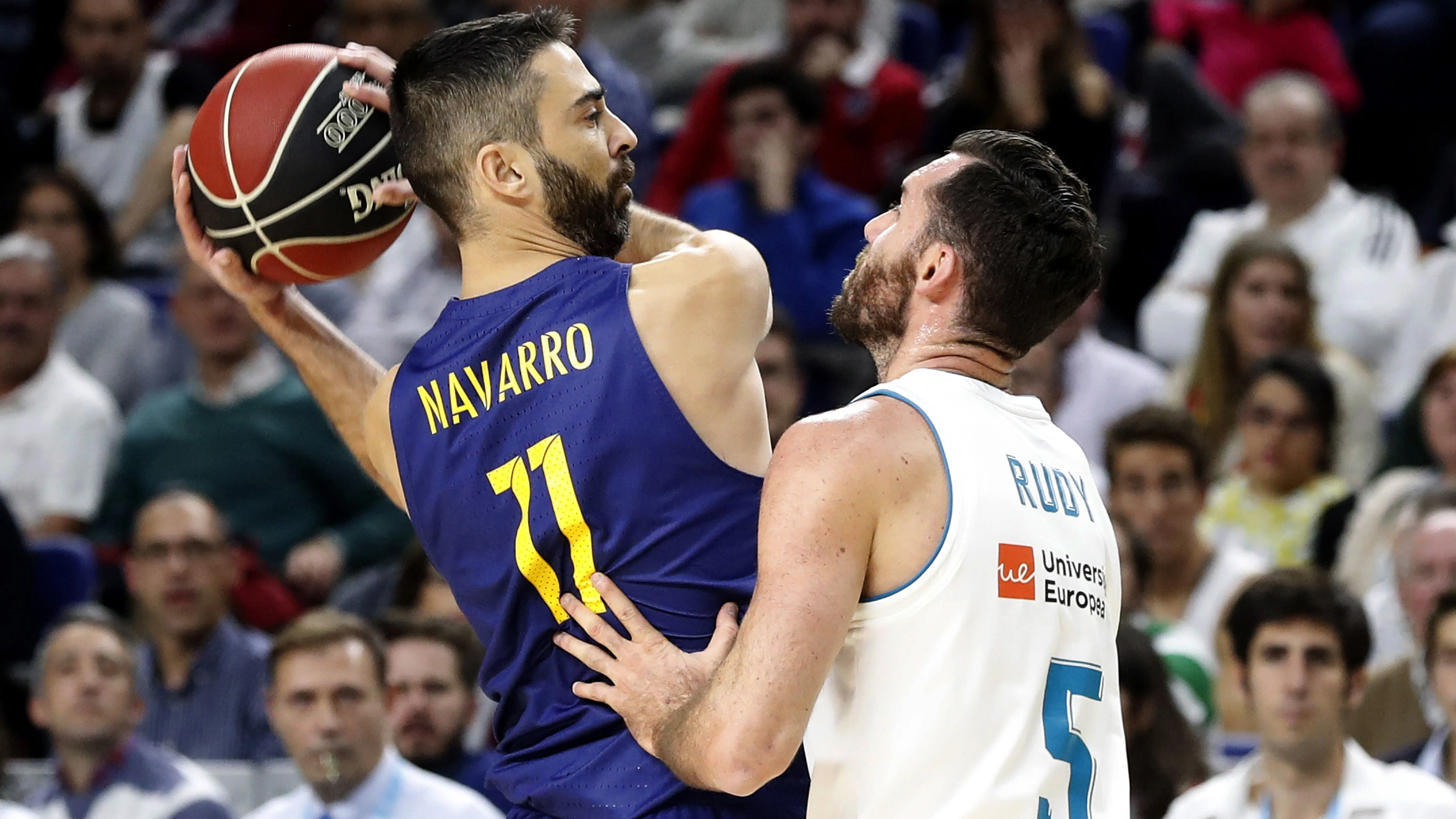 Navarro protege el balón ante la defensa de Rudy