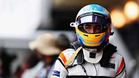 Fernando Alonso pasea por el paddock con el casco Fernando Alonso pasea por el paddock con el casco