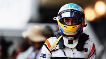 Fernando Alonso pasea por el paddock con el casco