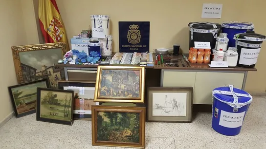 Material incautado en un punto de droga que incluye una litografía atribuida a Antonio López Material incautado en un punto de droga que incluye una litografía atribuida a Antonio López
