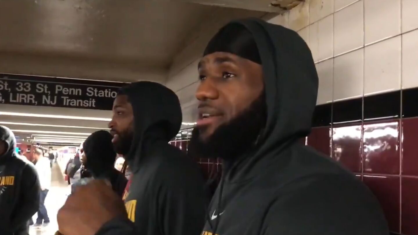 LeBron James, junto a sus compa&ntilde;eros en el Metro de Nueva York