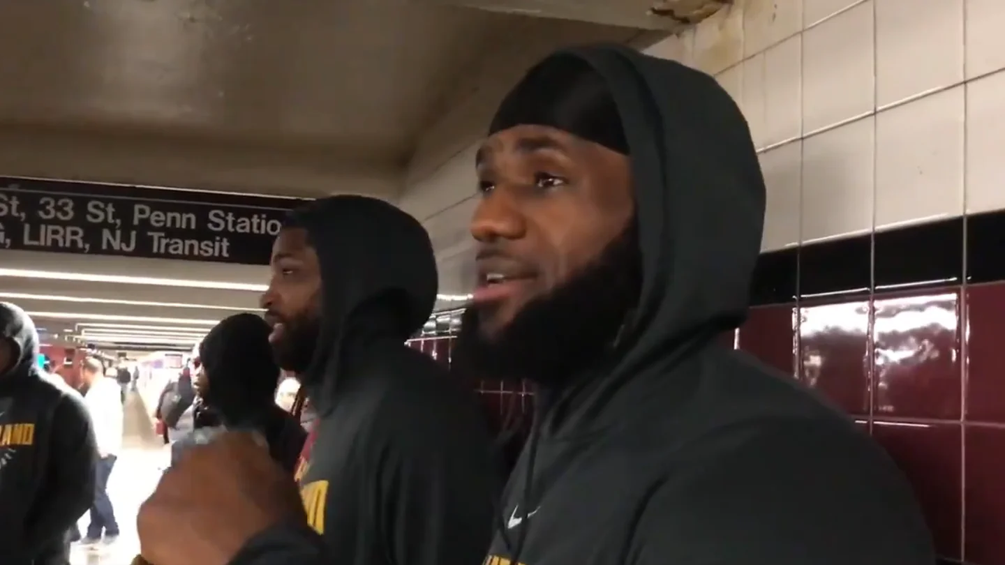 LeBron James, junto a sus compañeros en el Metro de Nueva York LeBron James, junto a sus compañeros en el Metro de Nueva York