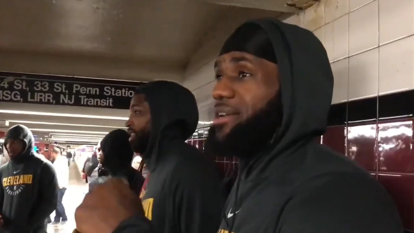 LeBron James, junto a sus compañeros en el Metro de Nueva York