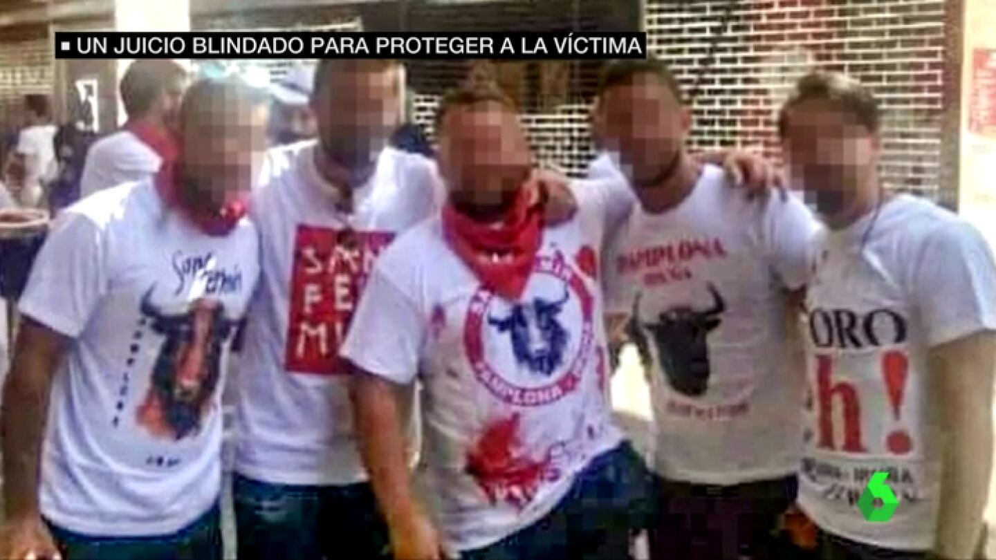 Los cinco acusados de la violaci&oacute;n m&uacute;ltiple en San Ferm&iacute;n se sientan en el banquillo