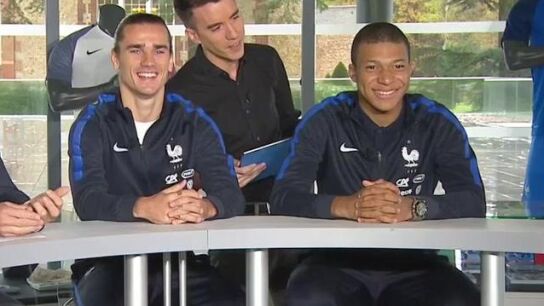 Griezmann y Mbapp&eacute;, junto a Lizarazu