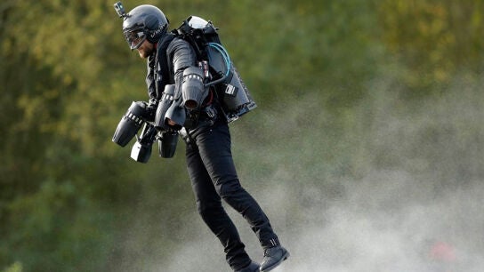 Un cient&iacute;fico ingl&eacute;s, conocido como 'Iron Man', consigue volar con un traje de propulsi&oacute;n