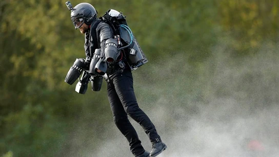 Un científico inglés, conocido como 'Iron Man', consigue volar con un traje de propulsión Un científico inglés, conocido como 'Iron Man', consigue volar con un traje de propulsión