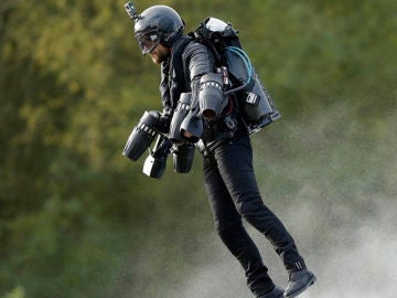 Un científico inglés, conocido como 'Iron Man', consigue volar con un traje de propulsión Un científico inglés, conocido como 'Iron Man', consigue volar con un traje de propulsión