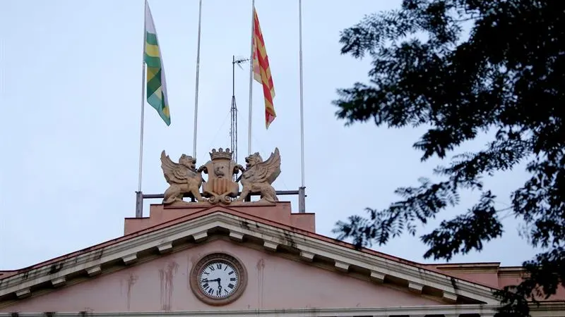 Fachada del Ayuntamiento de Sabadell, donde faltan la bandera de España y de la UE