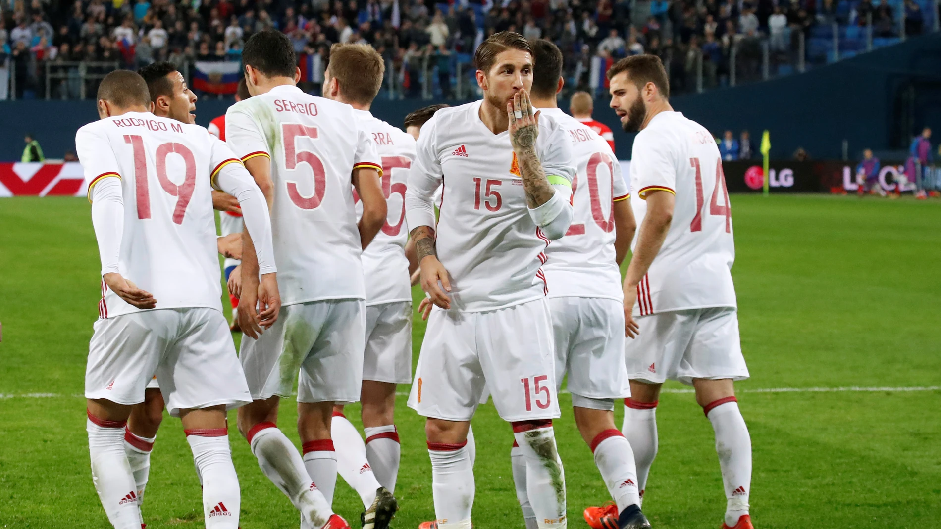 Sergio Ramos celebra uno de sus goles contra Rusia
