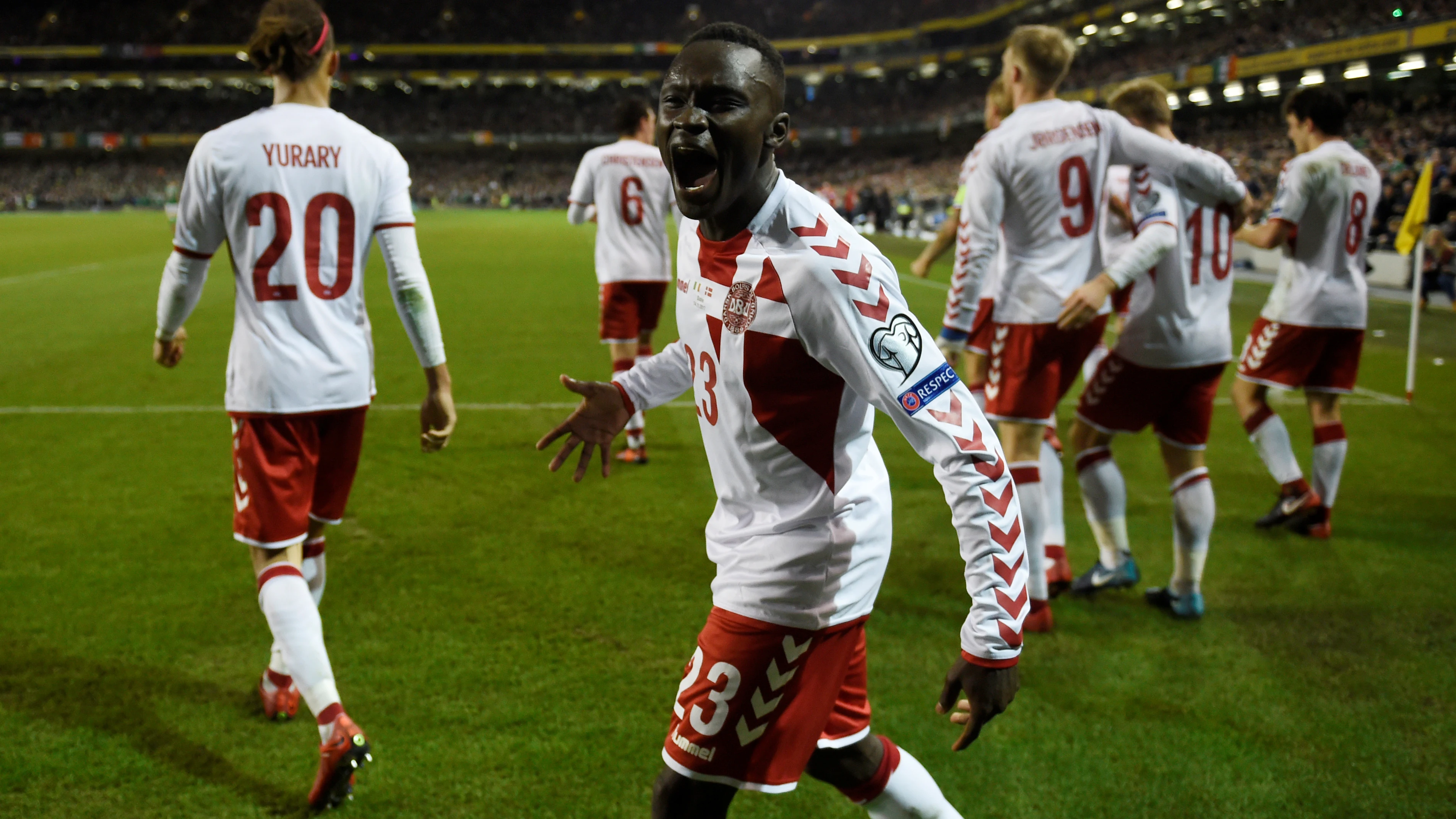 Pione Sisto celebra uno de los goles de Dinamarca