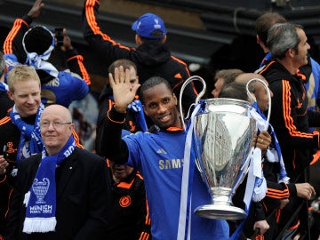 Drogba, con el trofeo de campeón de la Champions Drogba, con el trofeo de campeón de la Champions