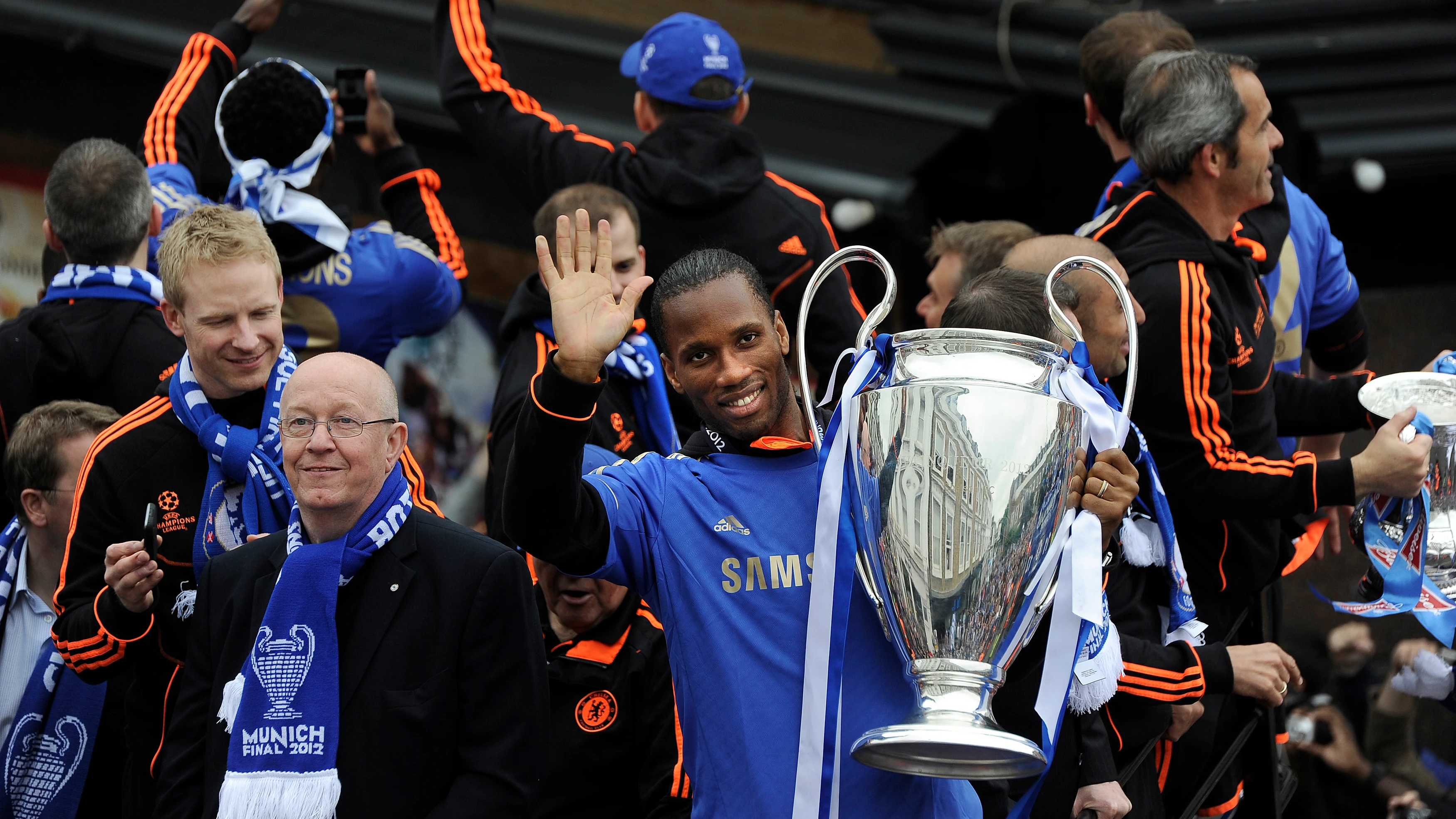 Drogba, con el trofeo de campeón de la Champions Drogba, con el trofeo de campeón de la Champions