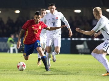 Ceballos regatea a la defensa eslovaca Ceballos regatea a la defensa eslovaca