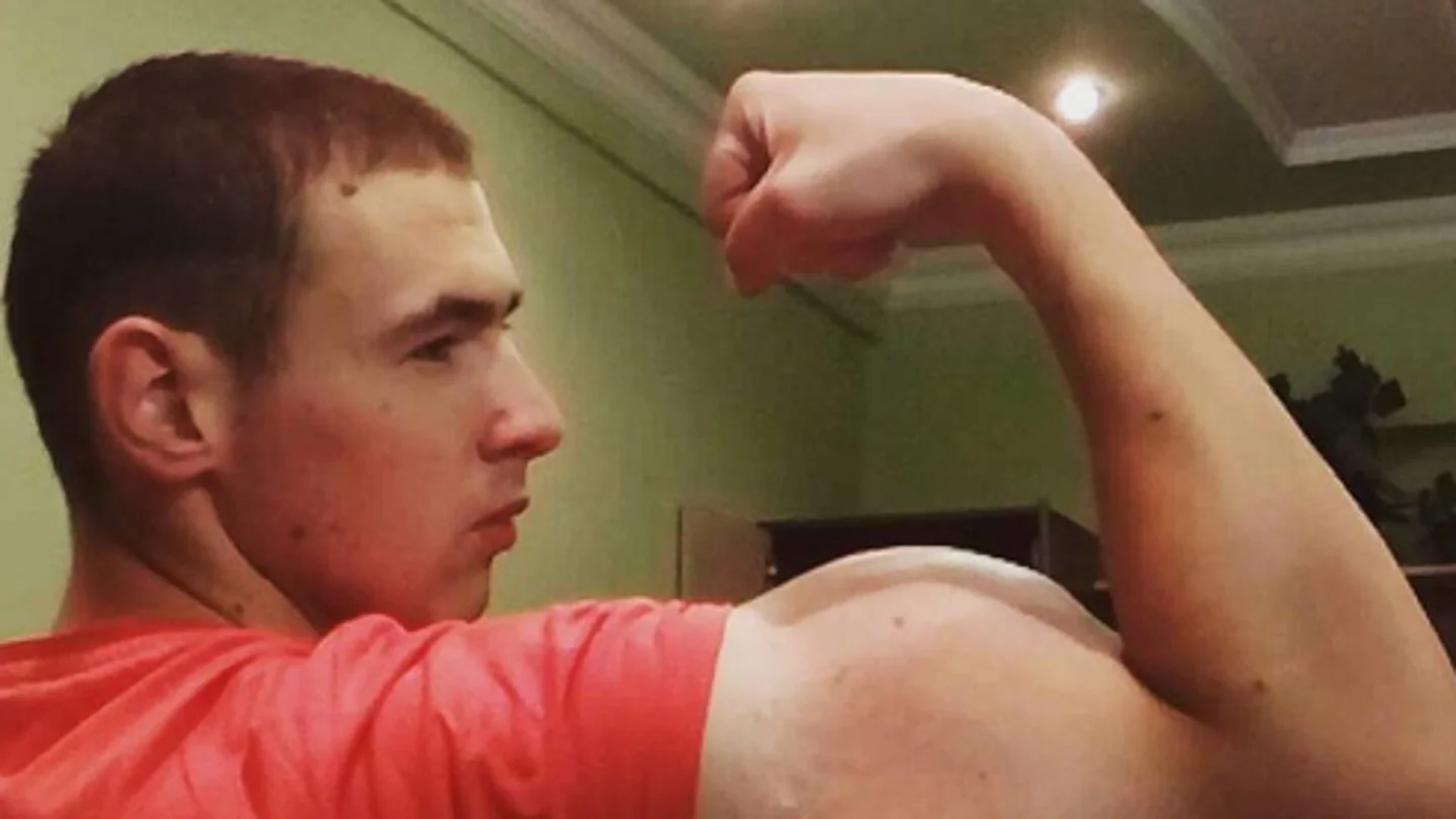 Kirill Tereshin enseña su gran bíceps Kirill Tereshin enseña su gran bíceps