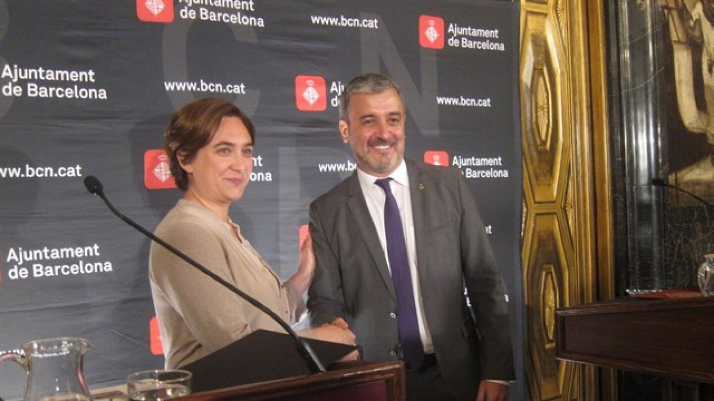 Ada Colau posa junto a Jaume Collboni