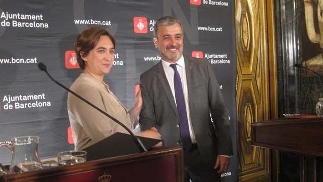 Ada Colau posa junto a Jaume Collboni