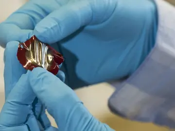 El material es fino, elástico y orgánico y genera energía cuando se comprime y estira El material es fino, elástico y orgánico y genera energía cuando se comprime y estira