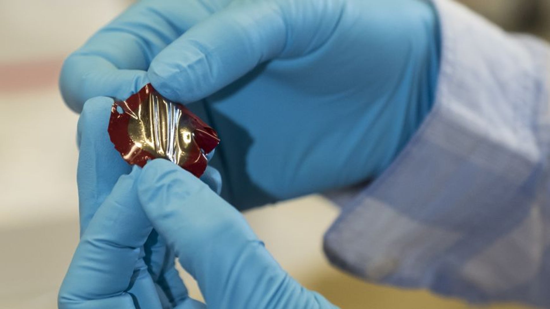 El material es fino, elástico y orgánico y genera energía cuando se comprime y estira