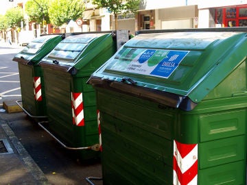 Contenedores de basura en una calle de Gijón Contenedores de basura en una calle de Gijón
