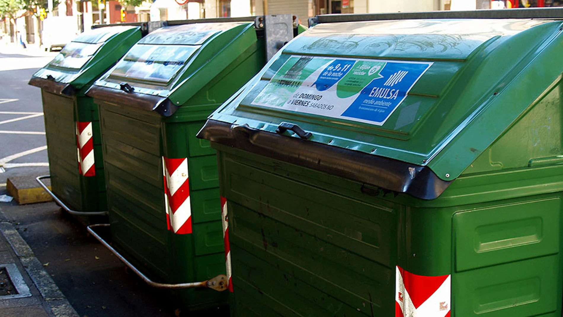 Contenedores de basura en una calle de Gijón