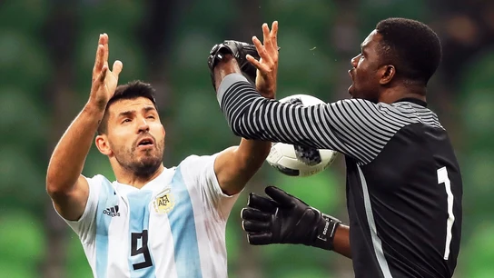 Akpeyi intenta atrapar un balón ante la presión de Agüero Akpeyi intenta atrapar un balón ante la presión de Agüero