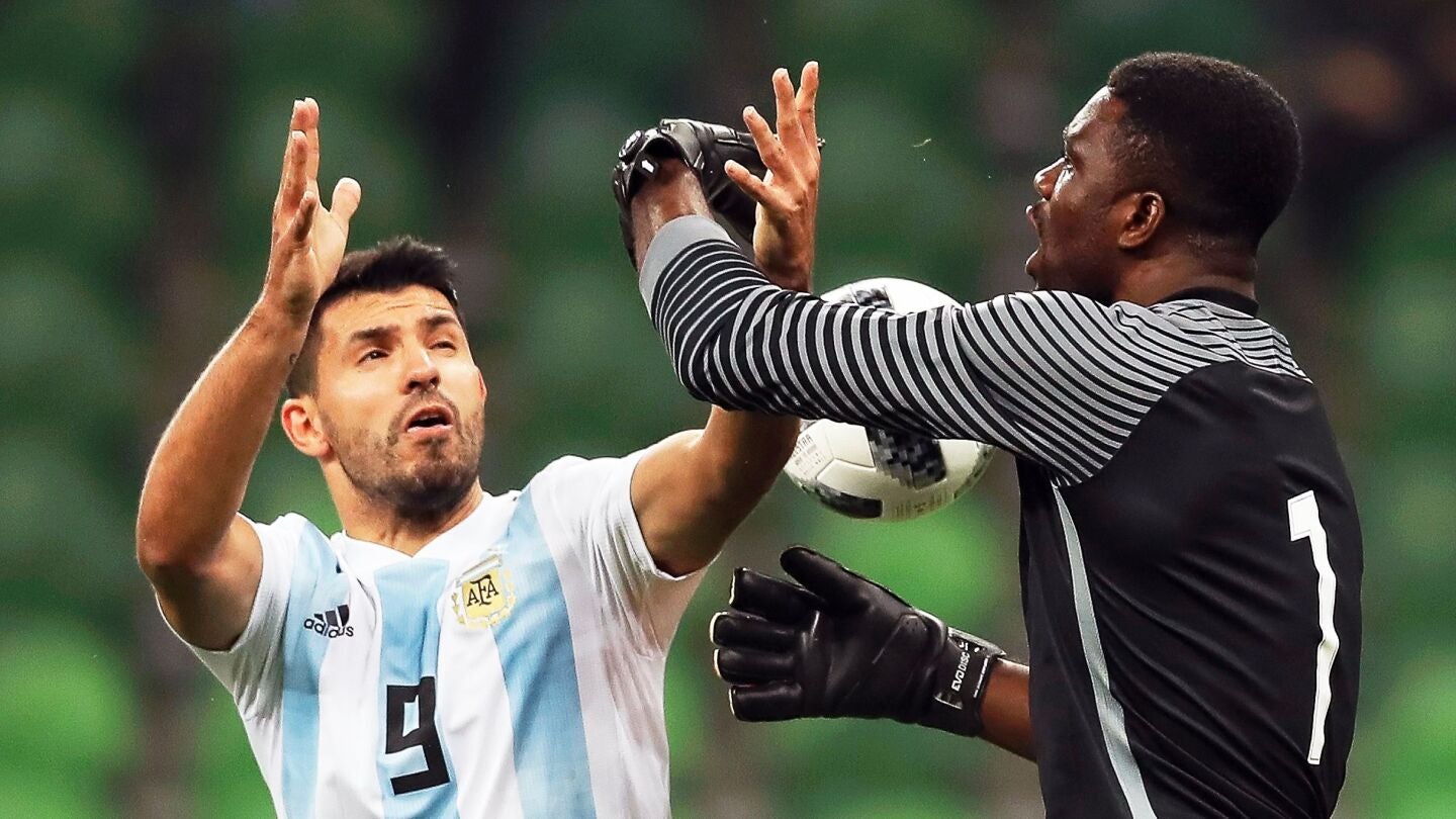 Akpeyi intenta atrapar un bal&oacute;n ante la presi&oacute;n de Ag&uuml;ero