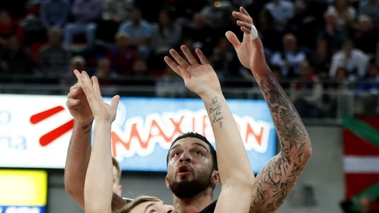 Poirier y Doncic pelean por un rebote Poirier y Doncic pelean por un rebote