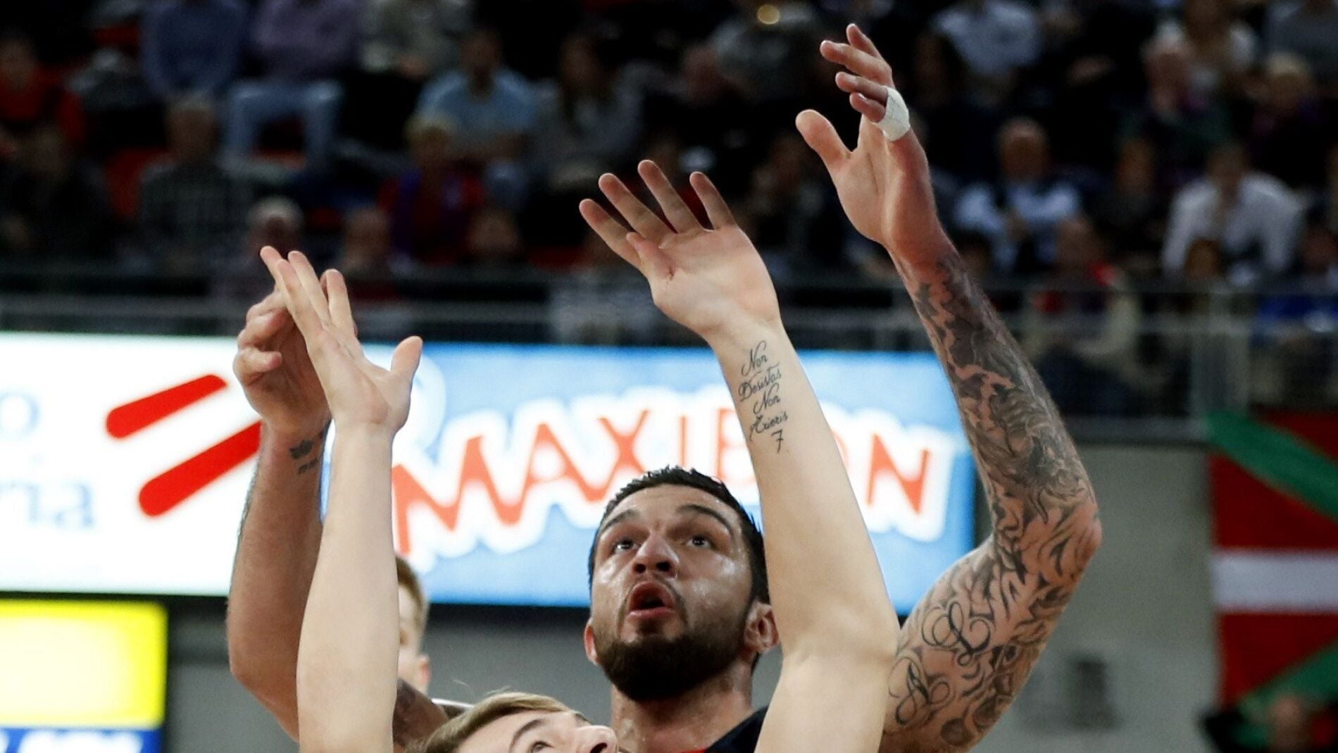 Poirier y Doncic pelean por un rebote