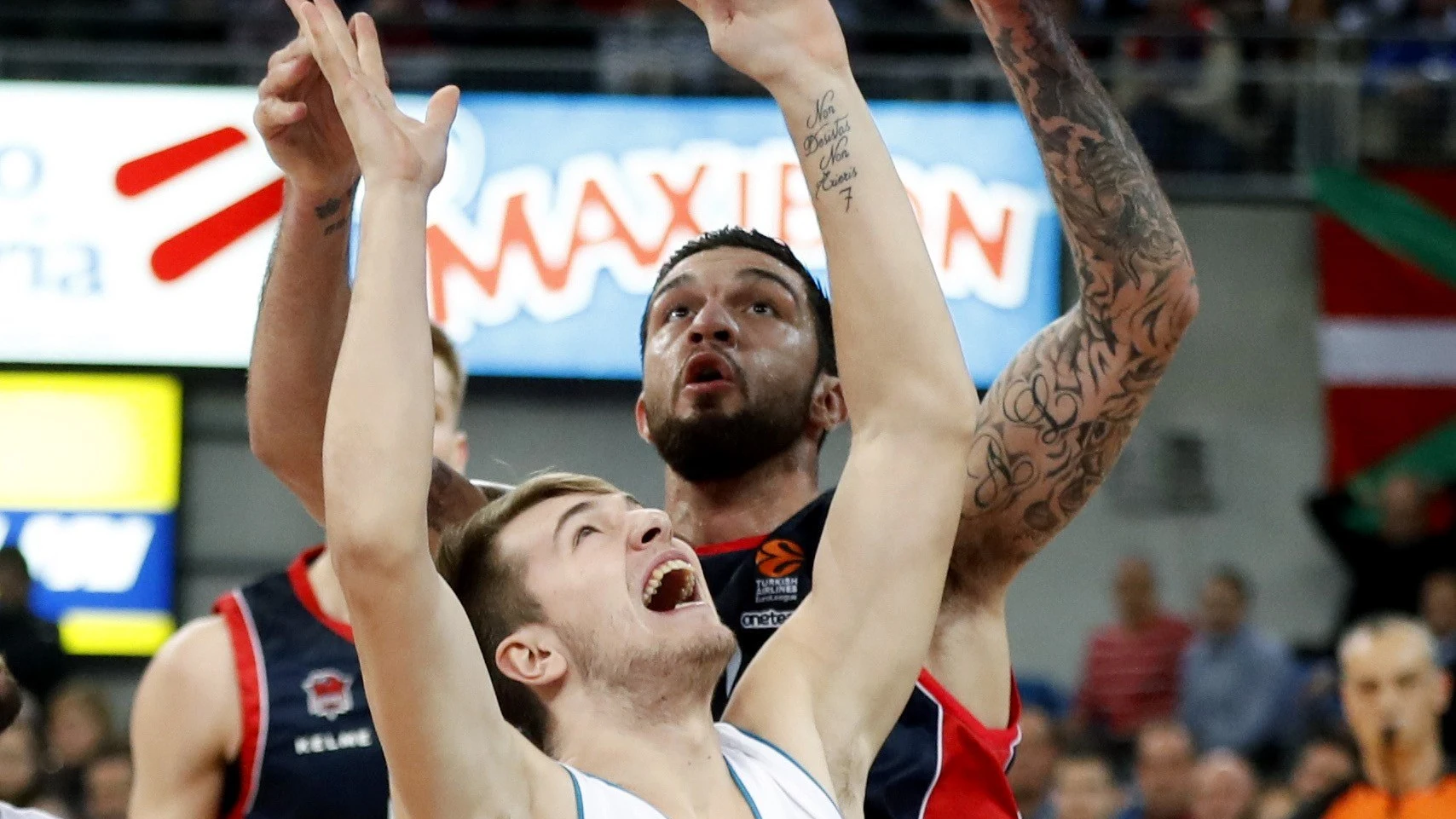 Poirier y Doncic pelean por un rebote