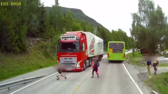 Momento en el que el camión casi atropella al niño. Momento en el que el camión casi atropella al niño.