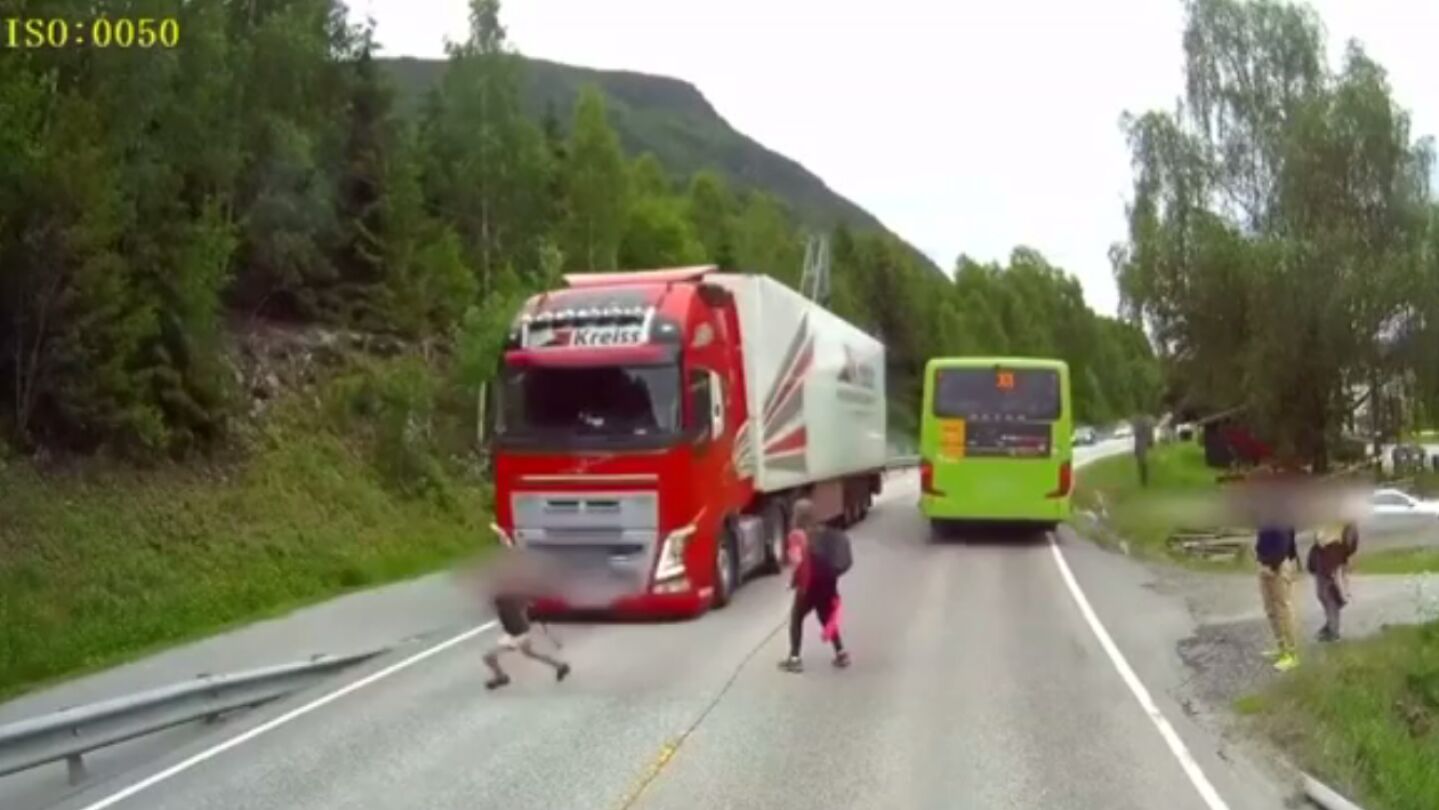 Momento en el que el cami&oacute;n casi atropella al ni&ntilde;o.