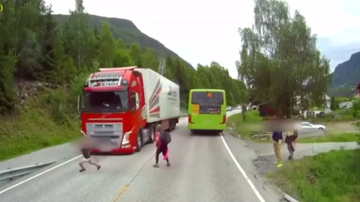 Momento en el que el camión casi atropella al niño.