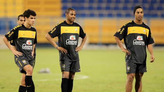 Coutinho, Robinho y Ronaldinho, durante un entrenamiento con Brasil Coutinho, Robinho y Ronaldinho, durante un entrenamiento con Brasil