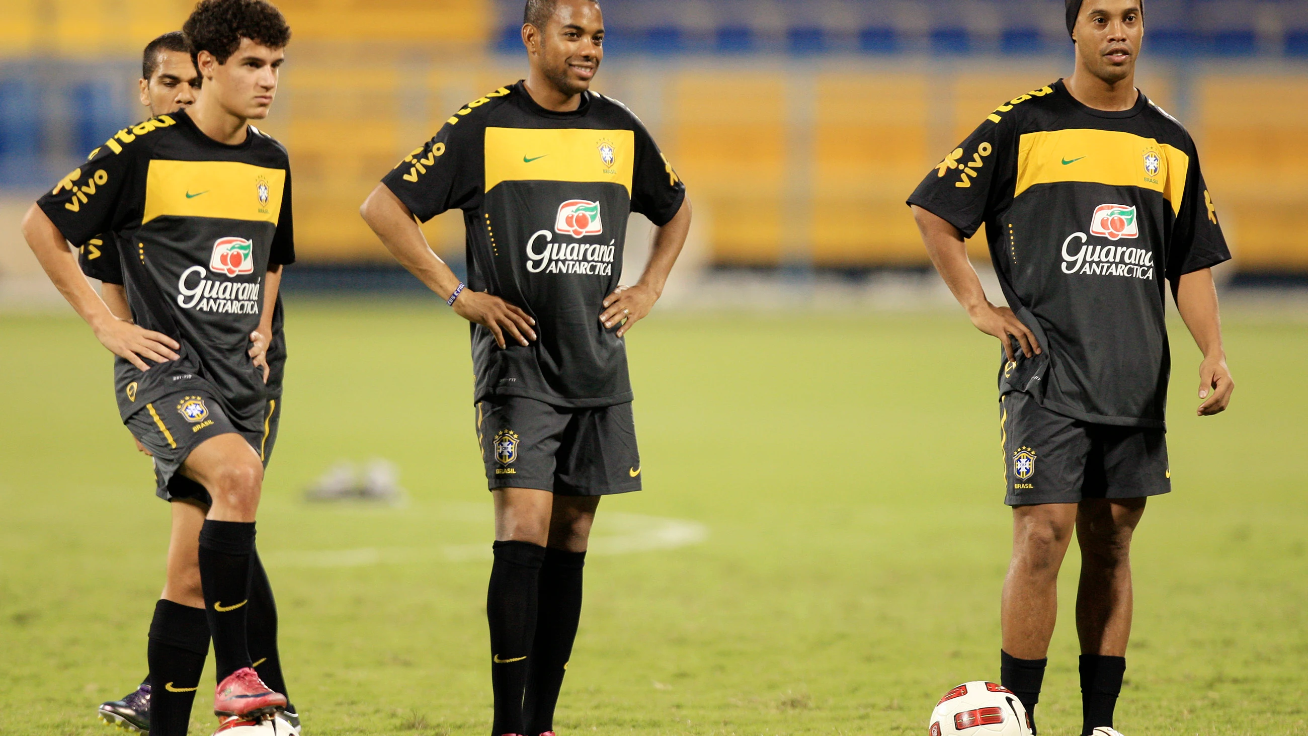 Coutinho, Robinho y Ronaldinho, durante un entrenamiento con Brasil