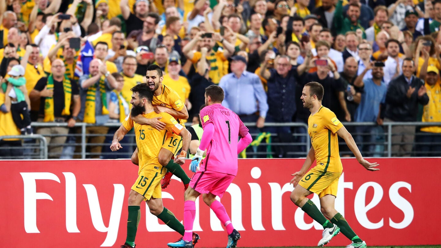 Mile Jedinak celebra uno de sus tres goles ante Honduras