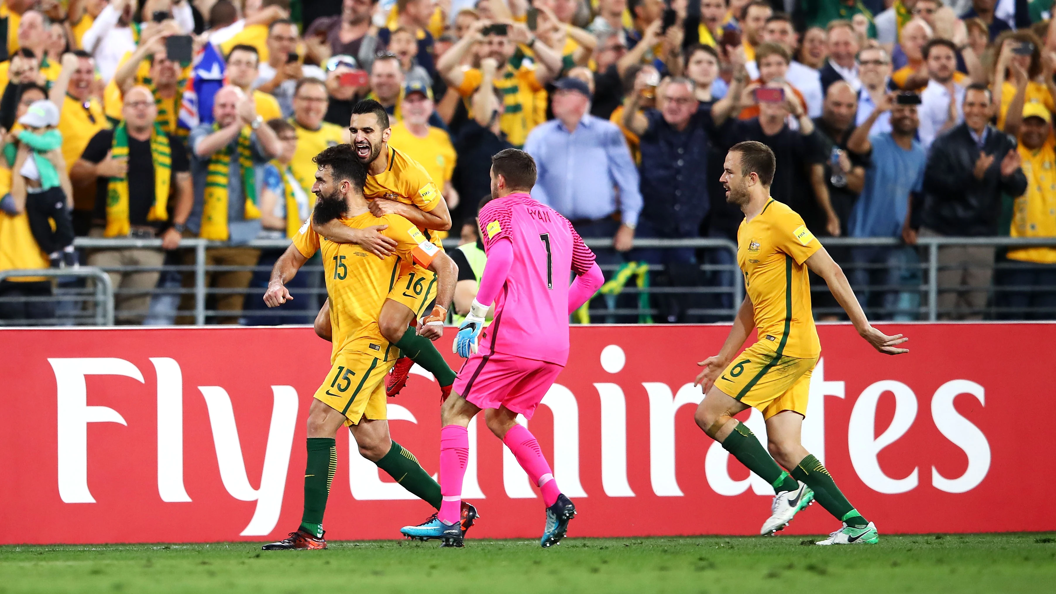 Mile Jedinak celebra uno de sus tres goles ante Honduras