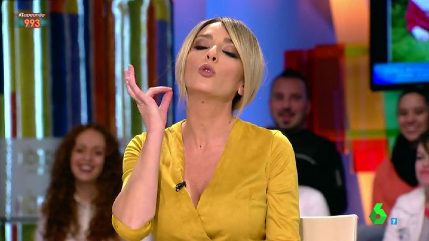 Anna Simon poni&eacute;ndose perfume