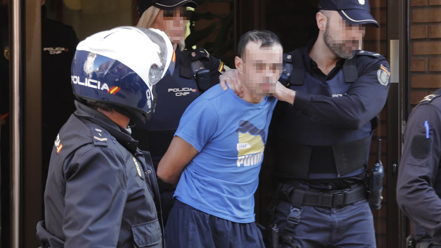 Detenido tras degollar a su hija de 2 años e intentar suicidarse en Alzira Detenido tras degollar a su hija de 2 años e intentar suicidarse en Alzira