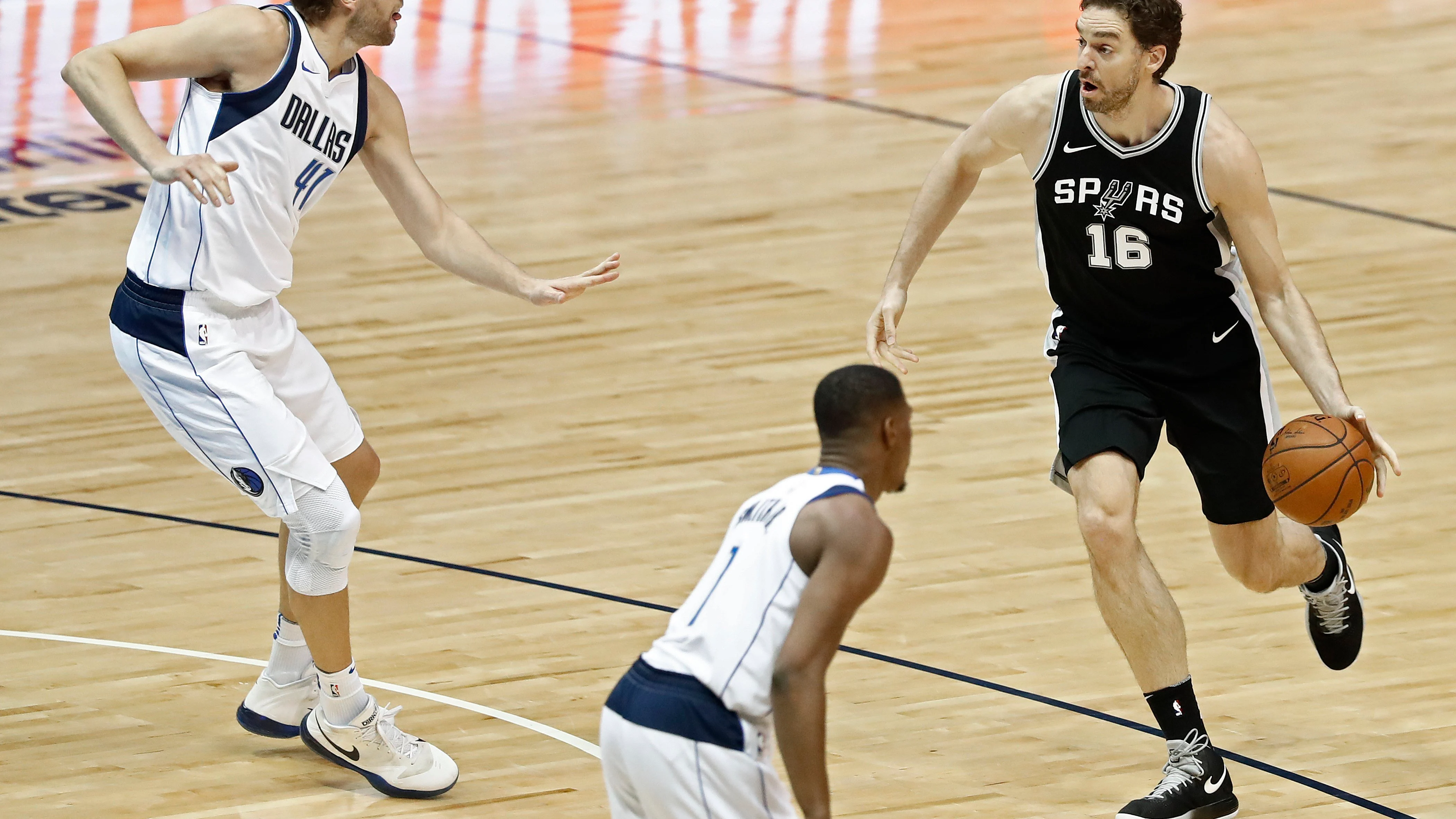 Pau Gasol, en acción ante los Dallas Mavericks