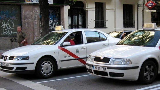 Dos taxis por las calles de Madrid Dos taxis por las calles de Madrid