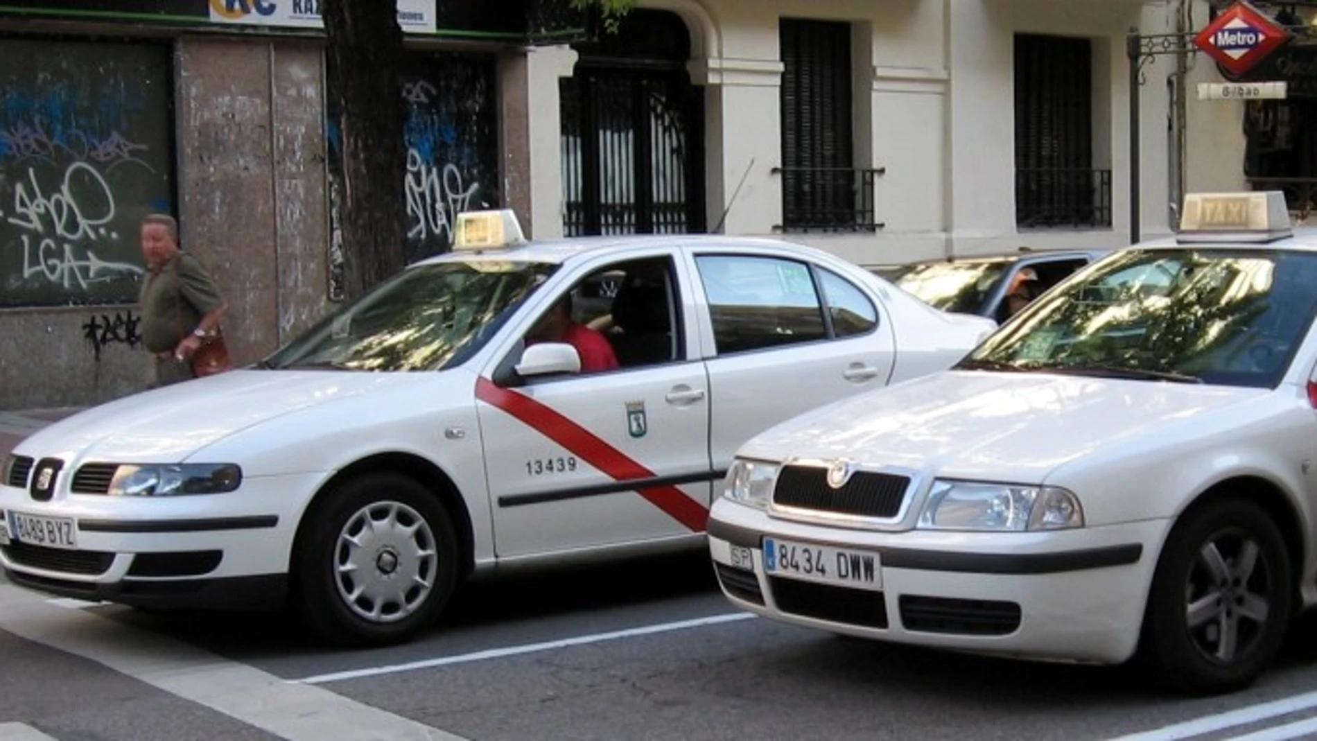 Dos taxis por las calles de Madrid