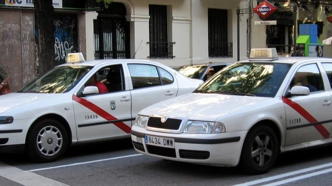 Dos taxis por las calles de Madrid