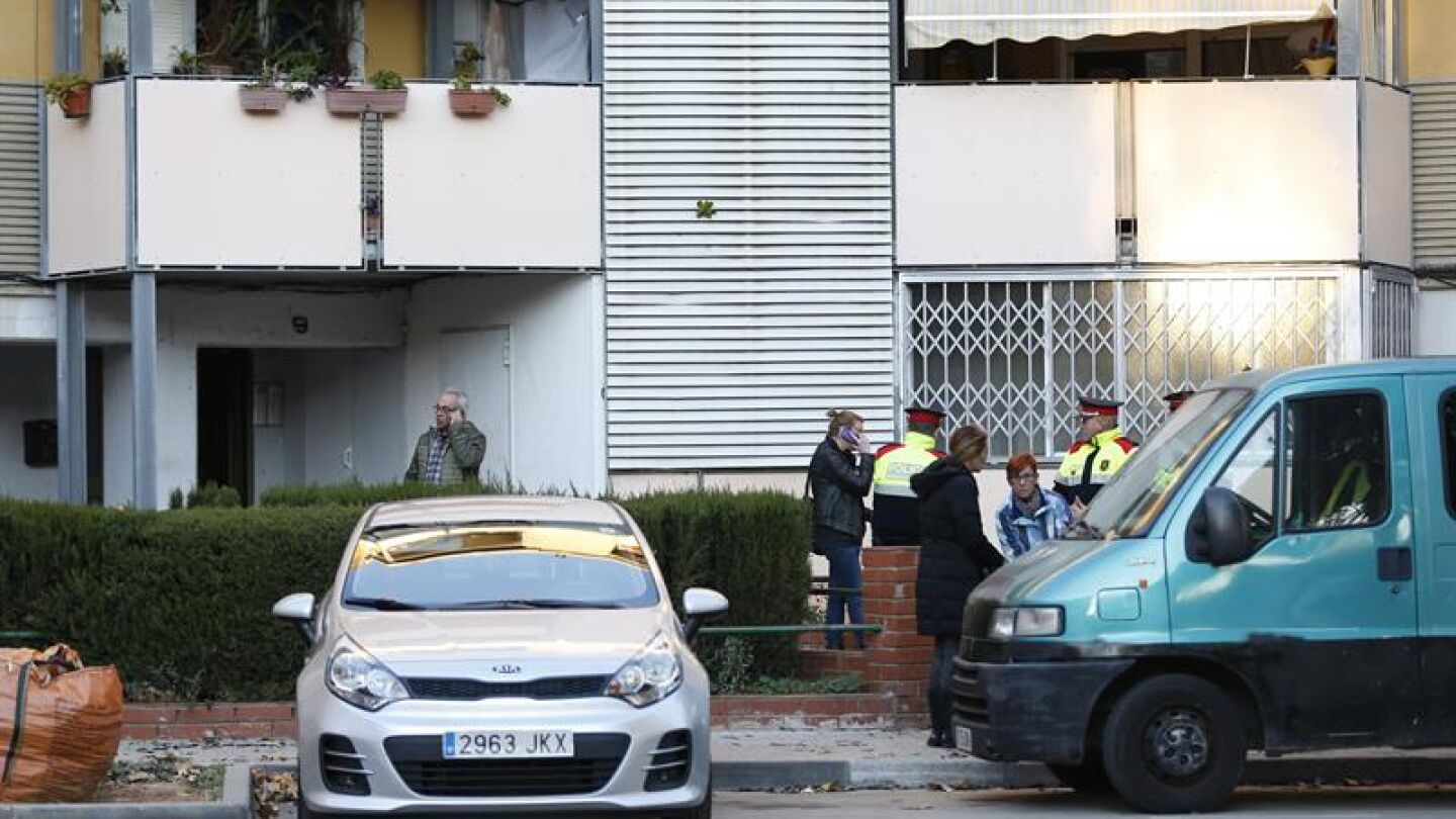 Los Mossos d'Esquadra en el piso de Badia del Vall&egrave;s en el que se encontraron los cuerpos