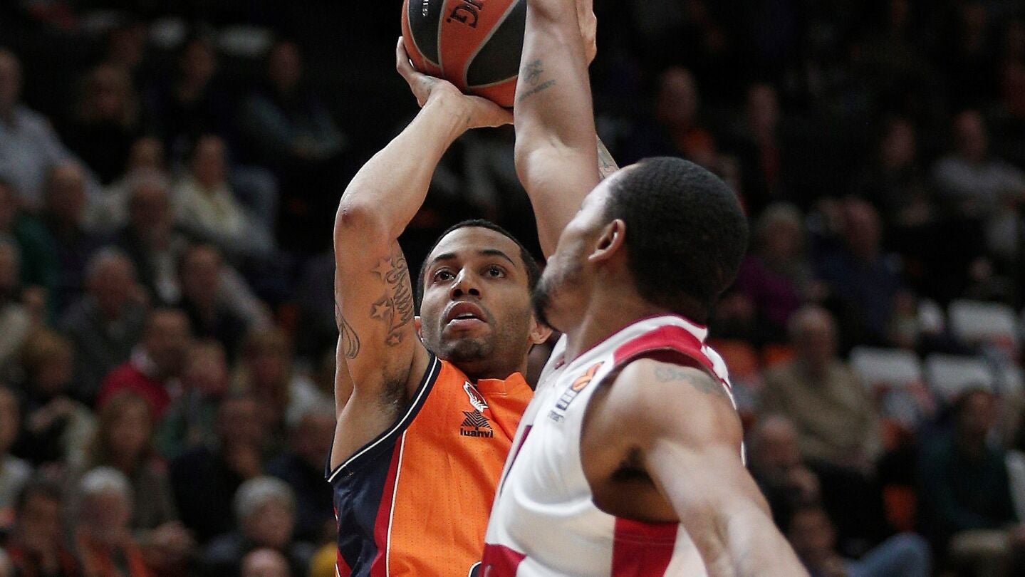 Erick Green lanza a canasta ante la defensa de Goudelock