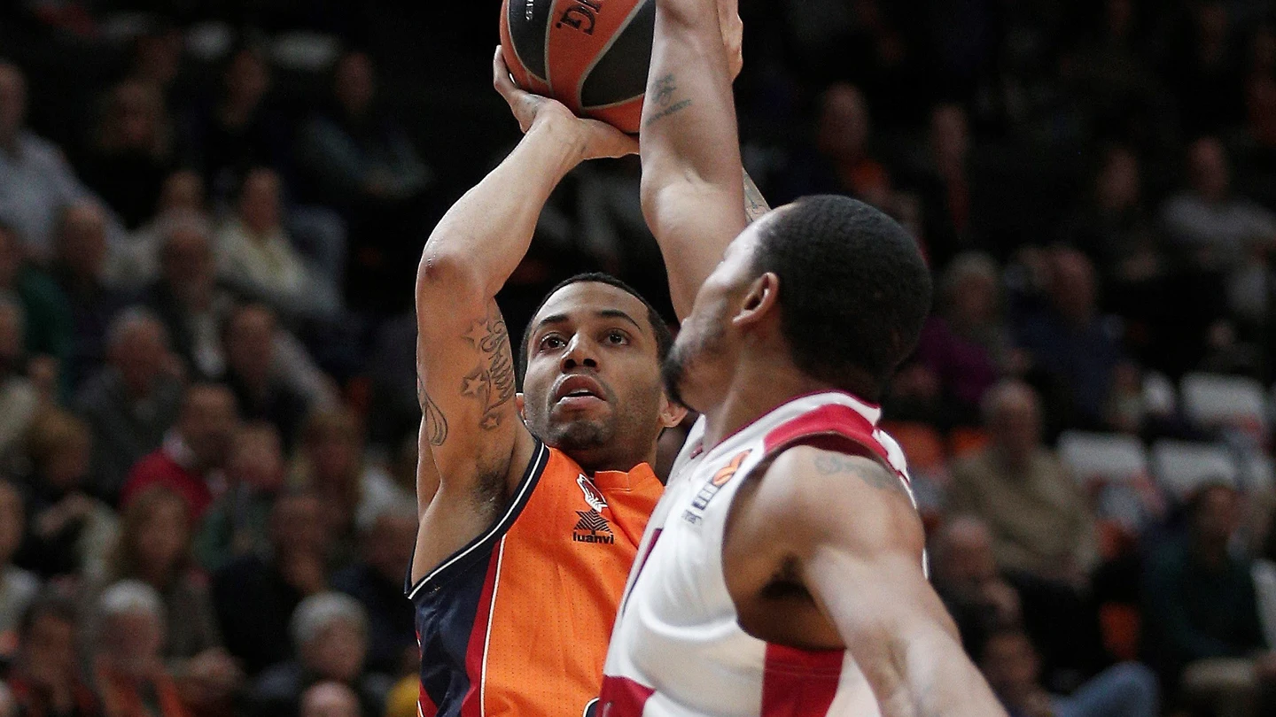 Erick Green lanza a canasta ante la defensa de Goudelock Erick Green lanza a canasta ante la defensa de Goudelock