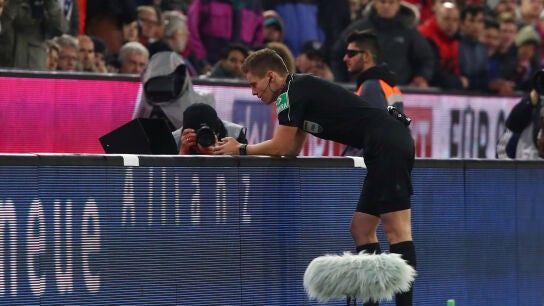 Daniel Siebert utiliza el VAR durante un partido de la Bundesliga