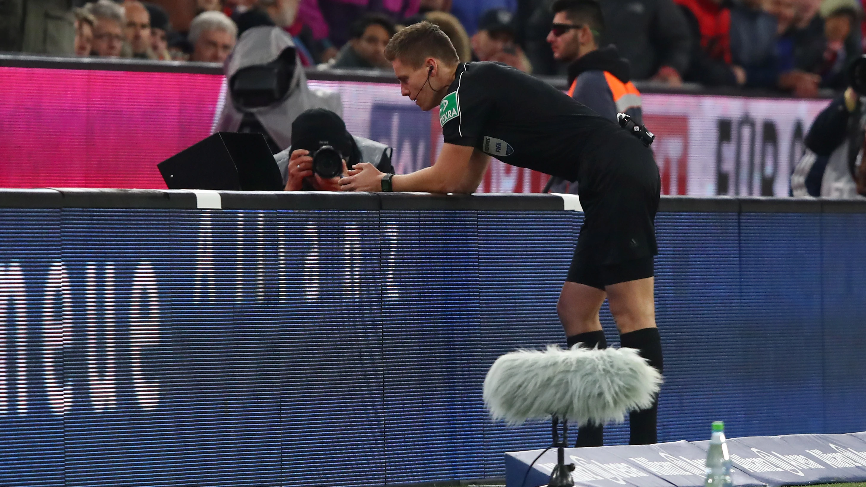 Daniel Siebert utiliza el VAR durante un partido de la Bundesliga