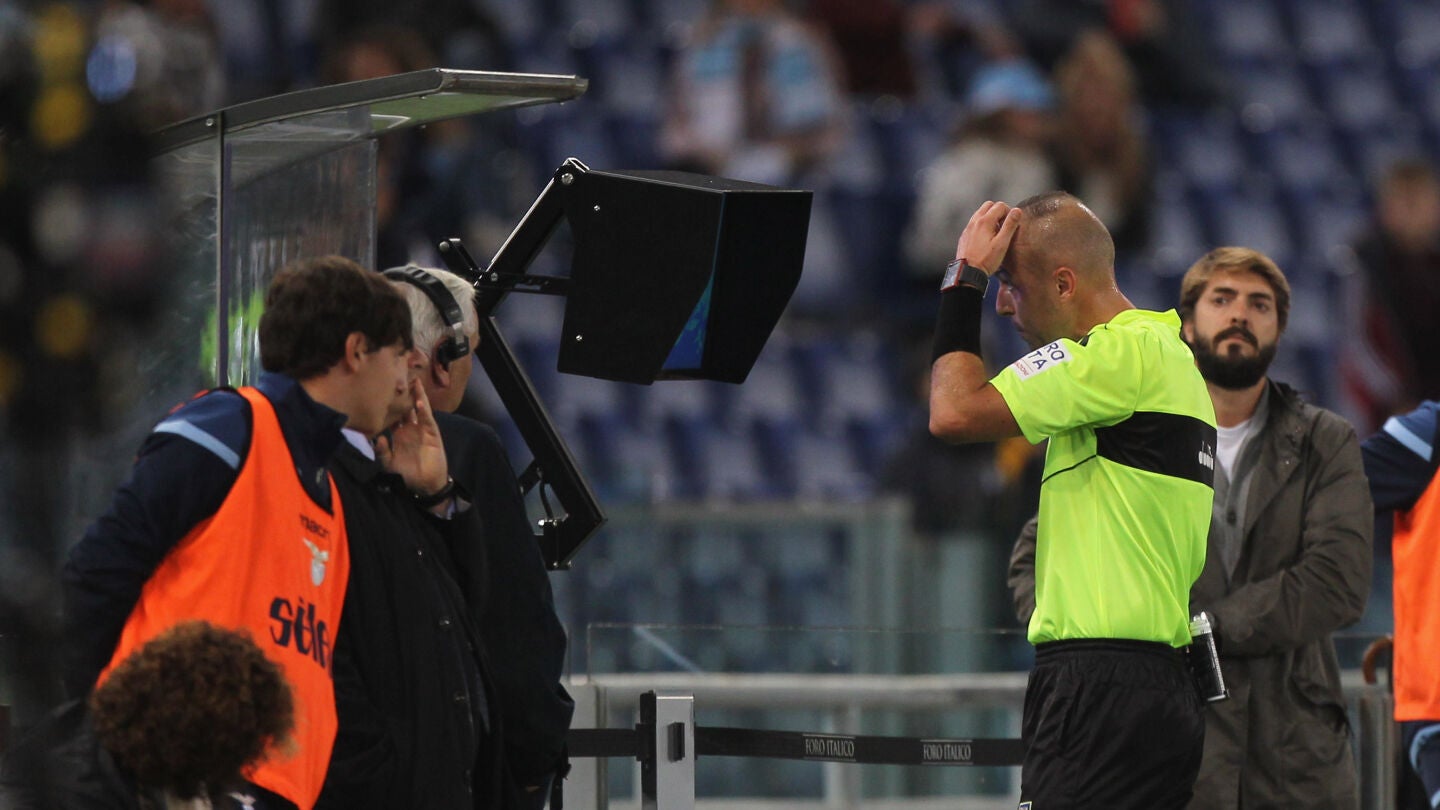 El &aacute;rbitro revisando la decisi&oacute;n del VAR