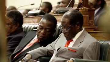  Foto de archivo del presidente de Zimbabue, Robert Mugabe, y del vicepresidente del país, Emmerson Mnangagwa